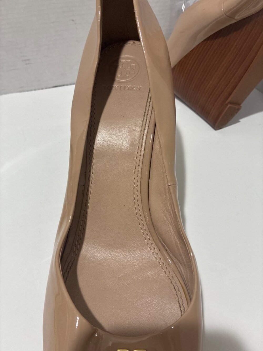 Tory Burch Shoes leather peep-toe wedges nude beige color gold logo plate size 1 - Picture 7 of 7